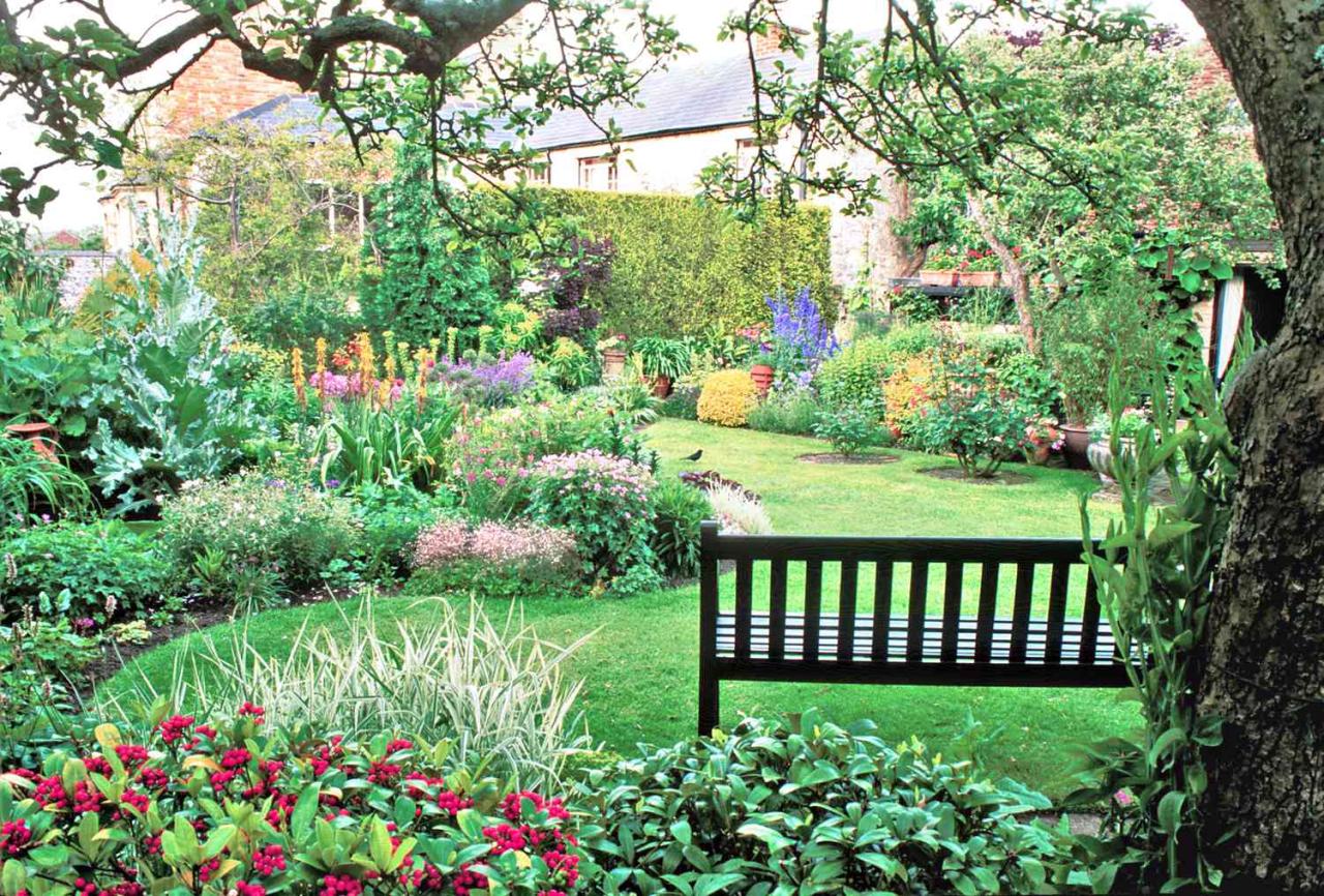 51 Beautiful Small Garden Ideas for Your Outdoor Space